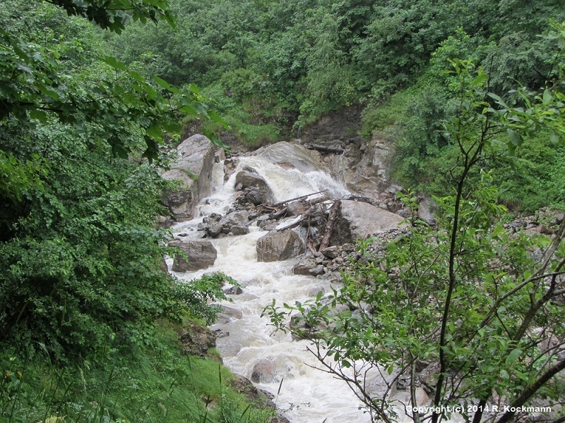 Ein mchtiger Sturzbach von oben aus den Bergen