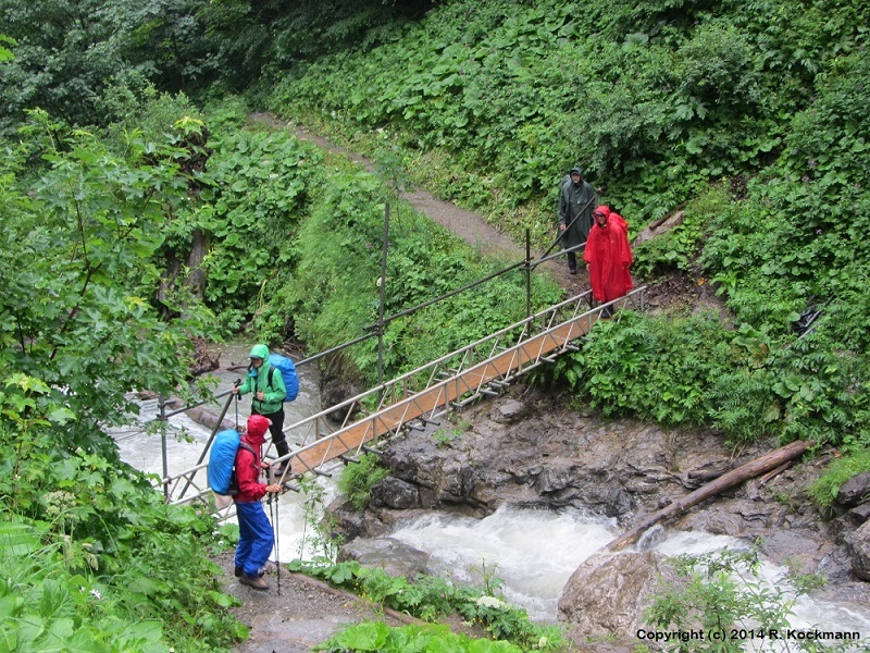 Ein paar Folgewanderer wagen sich ber die "Notbrcke"