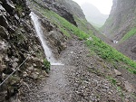 So mancher Bach nimmt keine Rücksicht auf den Wanderer-Pfad