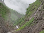 Ein Blick zurück auf den Aufstieg am Berg entlang