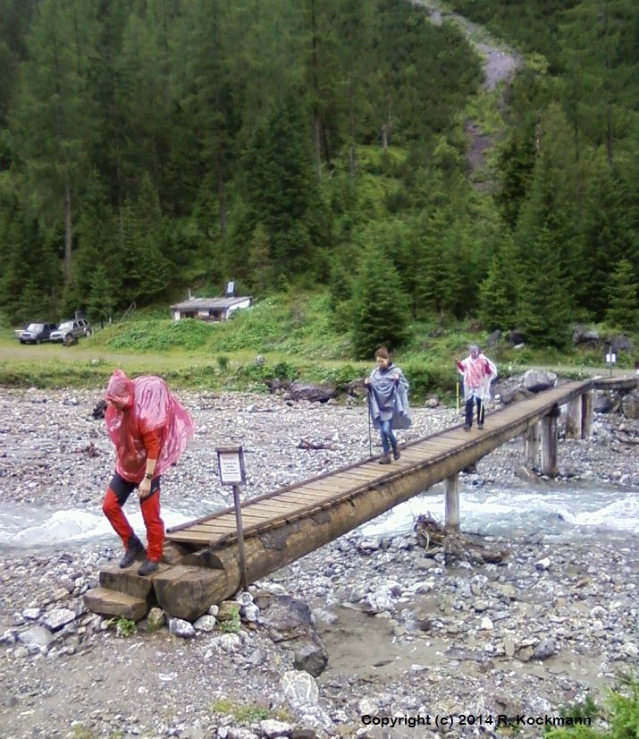 Mit berqueren der Brcke ber den Passierfluss beginnt der Aufstieg zur Memminger Htte