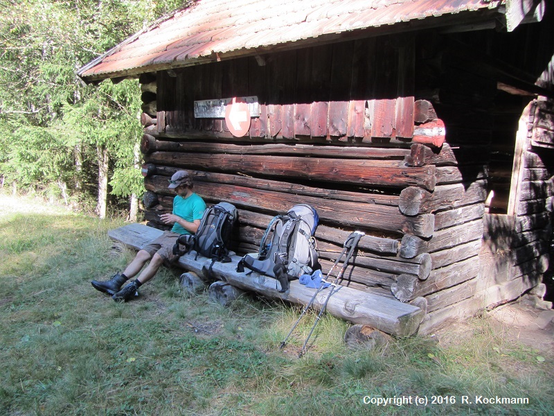 Pause an einer Schutzhütte am Berg