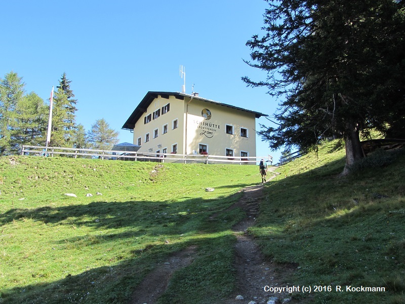 Dann erreichen wir die Skihütte Zams, hier übernachten viele E5-Wanderer