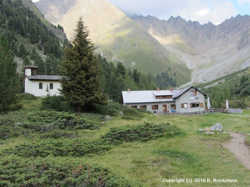 Die Verpeilhtte in Sicht, links die Kapelle der Htte