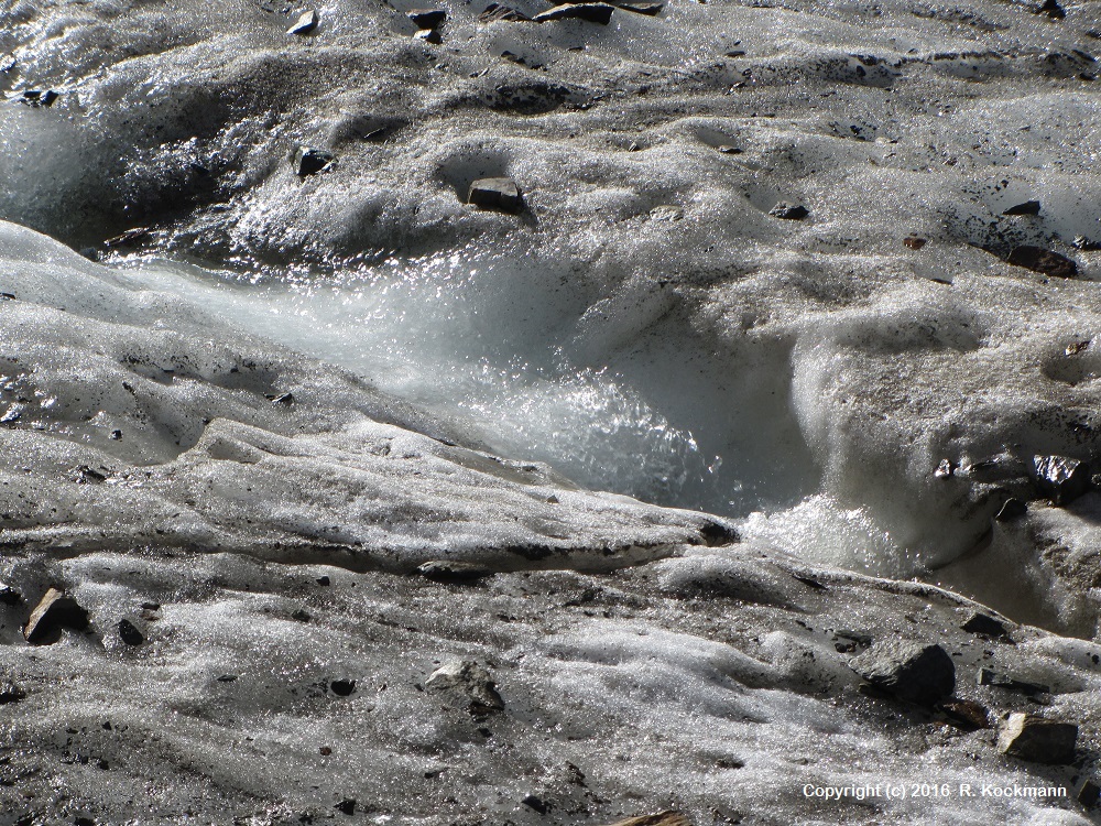 Gletscherwasser fliet im Bach den Hang hinunter