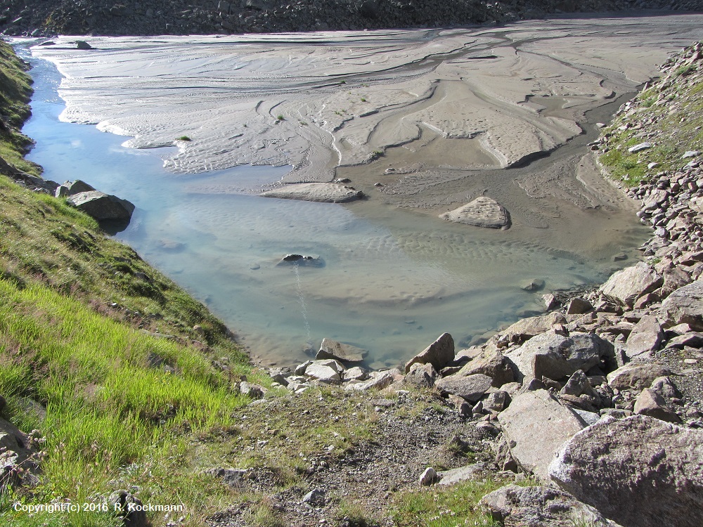 Ein kleiner See am Wanderweg, sieht aus wie am Nordseestrand