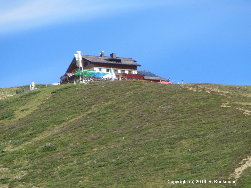 Etwas versteckt, vom Weg zuerst noch nicht zu sehen, die Riffelseehtte (2300 m)