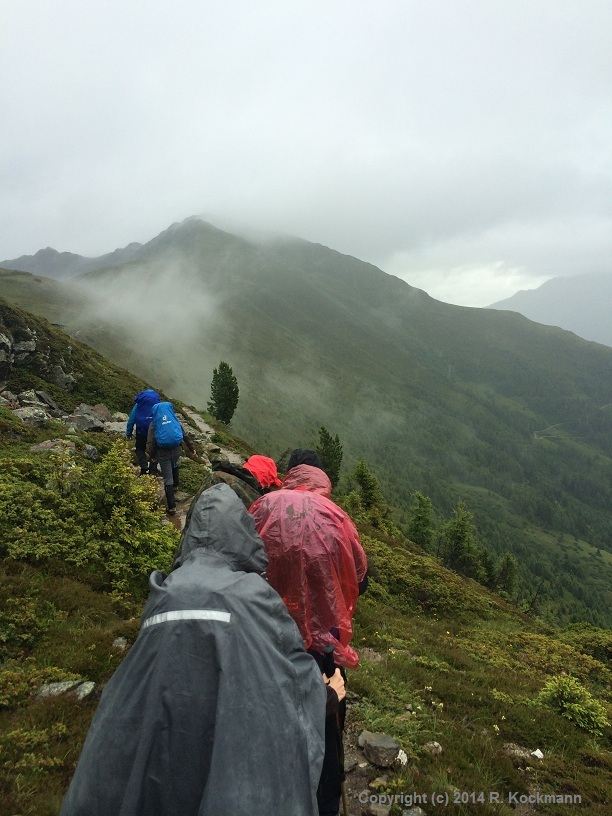 Im Regen geht es ber den Panoramaweg in Richtung Galflunalm