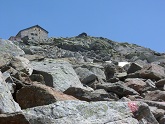 Die Braunschweiger Hütte über den Felsen zu sehen