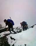 Die Hütte über Schneefelder erreicht