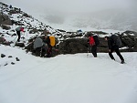 Schnee und Felsen machen den Aufstieg nicht einfach