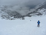 Abstieg über ein großes Schneefeld