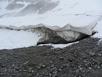 Der Gletscher wird durch Folien vor weiterem Abschmelzen geschützt