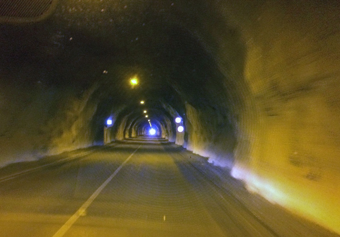 Durch den Rosi-Mittermeier-Tunnel (ca. 1 km) mit dem Bus