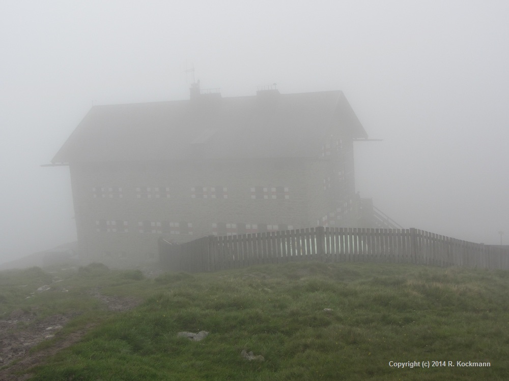 Die Martin-Busch-Htte am Morgen noch im Nebel