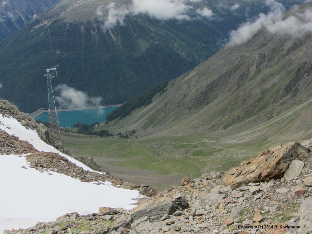 Schon von der Similaun-Htte ist der Vernagt-Stausee zu sehen; das End-Ziel der Alpenberquerung.