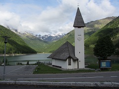 Kirche im Ort Vernagt am Stausee