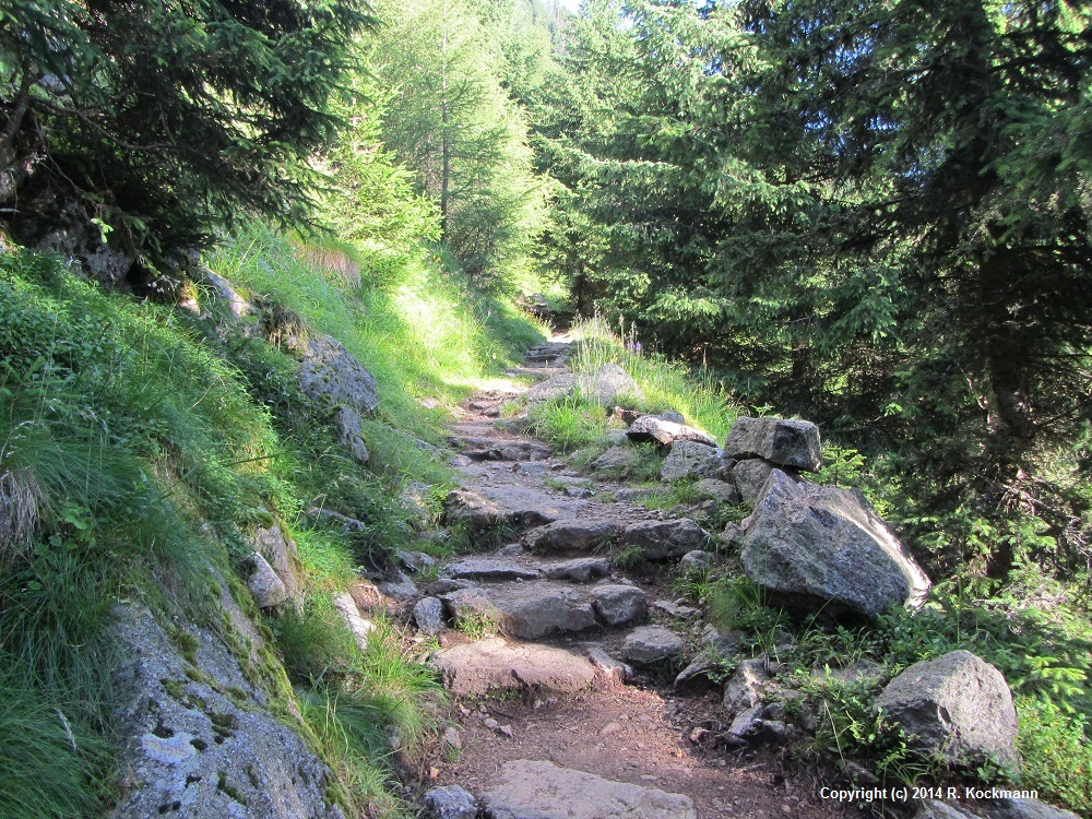 Am Giggelberg geht es gleich auf rustikalem Weg Richtung Nassereith-Htte