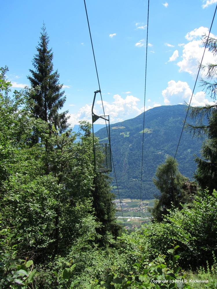 Einmann-Personen-Seilbahn, sehr eng und gewhnungsbedrftig