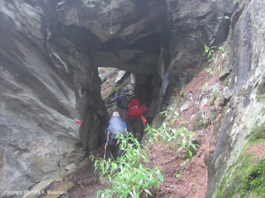 Unterwegs fhrt der Weg durch einen Tunnel im Felsen