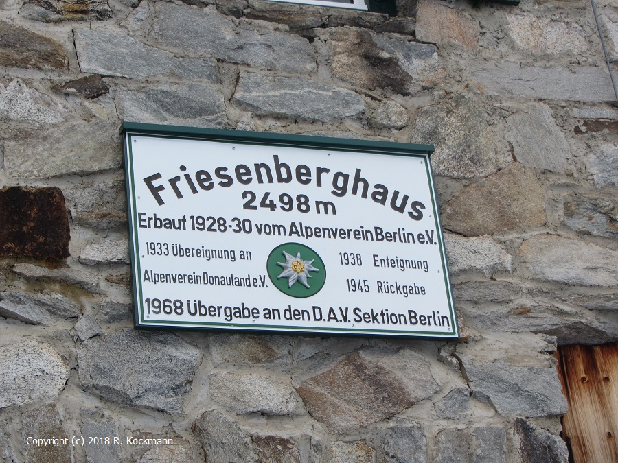 Das Httenschild des Friesenberghauses