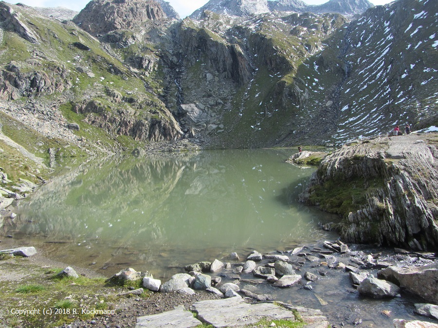 Beim Aufstieg treffen wir auf den Schwarzsee