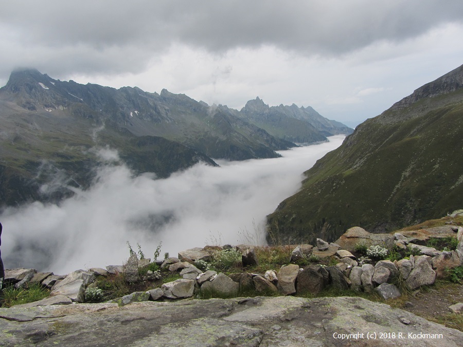 Ein Wolkenmeer zieht sich durch Stilluptal