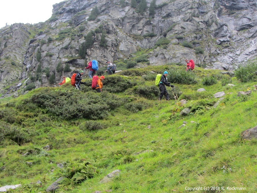 Es macht sich eine Karawane auf den Weg ins Tal