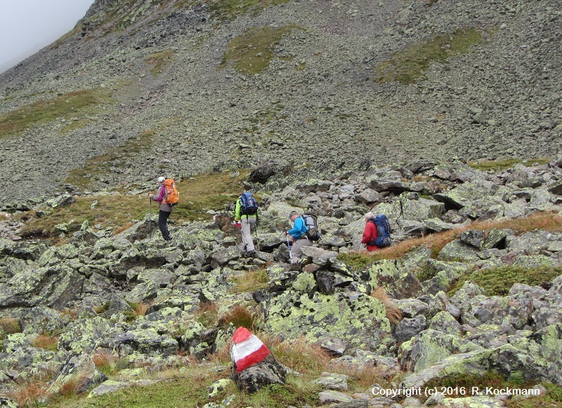 Auch heute geht es erst durch eine "Steinwste" zum nchsten Joch