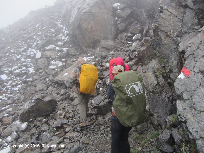 Fast oben am Joch stoen wir auf Schnee