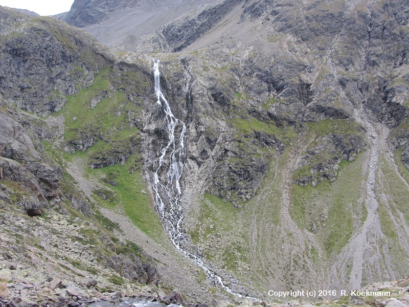 Ein Bach strzt ber einen Wasserfall in den Winnebach