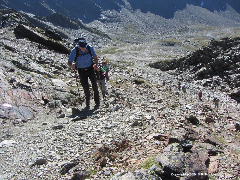 Der Rest unserer Wandergruppe erreicht ebenfalls die Scharte