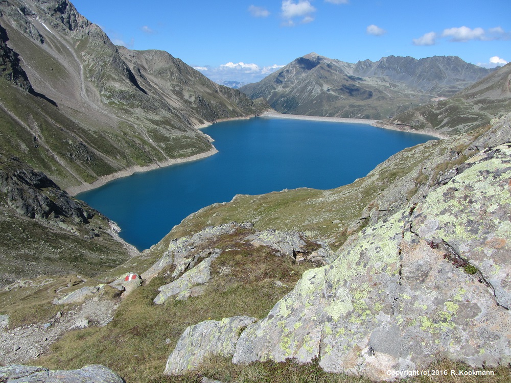 Der Fisntertaler Speichersee zeigt sich uns in herrlichem Azurblau