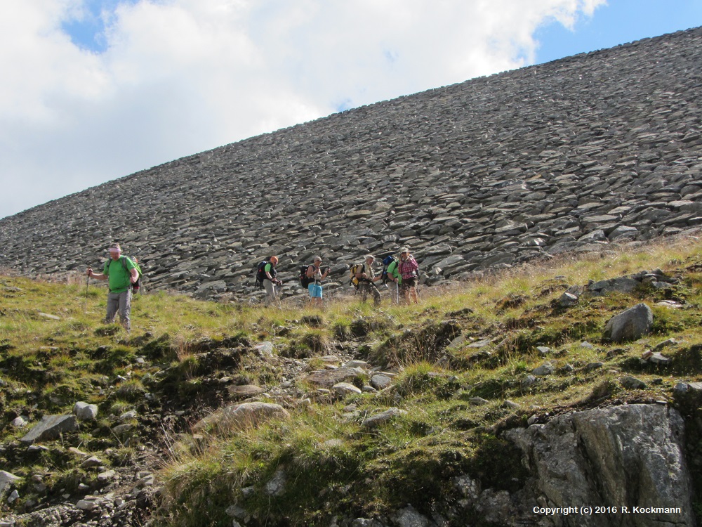 Unterhalb der mchtigen Staumauer wandern wir in Richtung Khtai