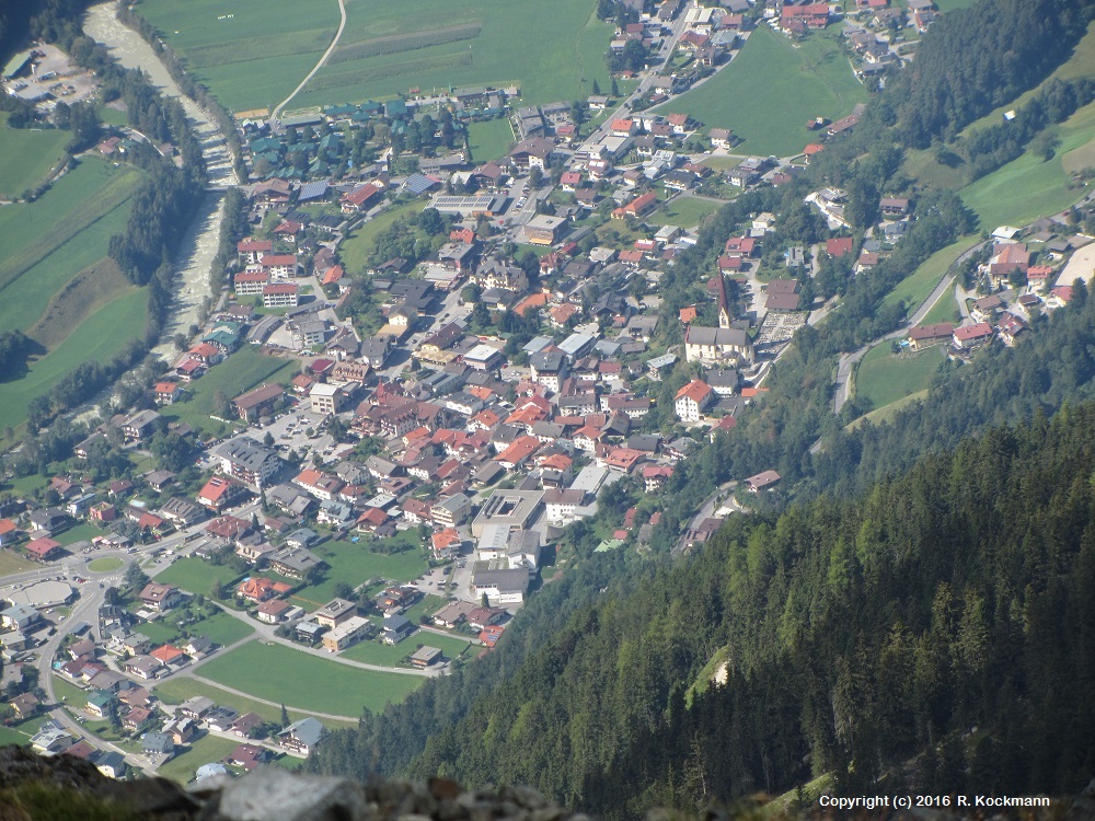 Vom Wetterkreuz ein tiefer Blick ins Tal auf Oetz