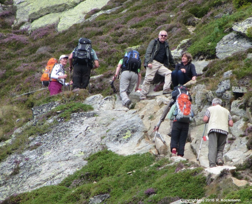 Einige steigen noch schnell den Hausberg der BI-Htte hinauf