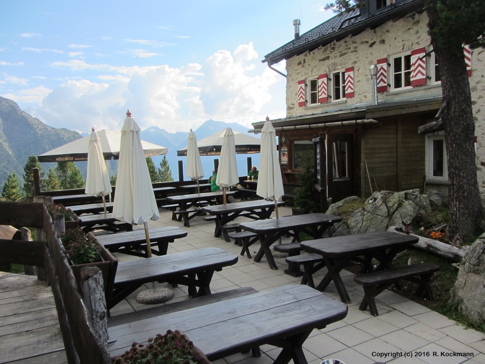 Die Htte hat eine schne Terrasse