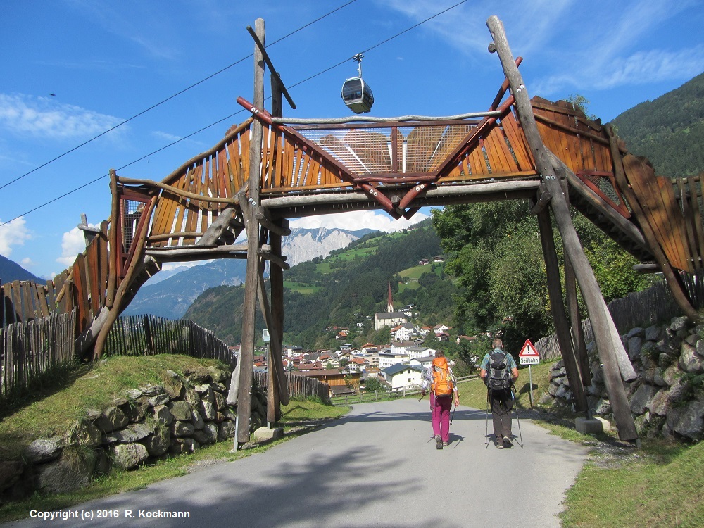 Am Ortsrand von Oetz empfngt uns das groe Tor