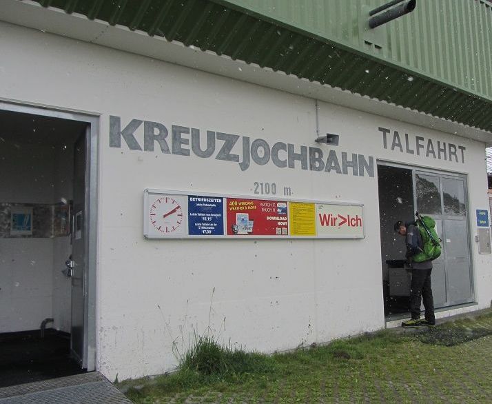 Wir starten den Wanderweg an der Bergstation der Kreuzjochbahn