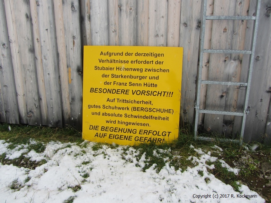 Warnschild ob der erschwerten Bedingungen wg. Schnee und Gerll