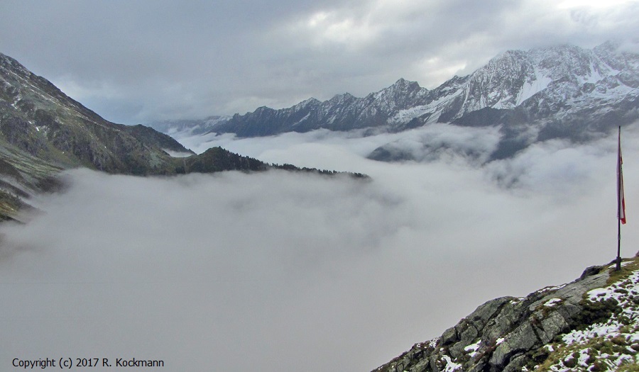 Blick von der Regensburger Htte auf die tiefhngenden Wolken