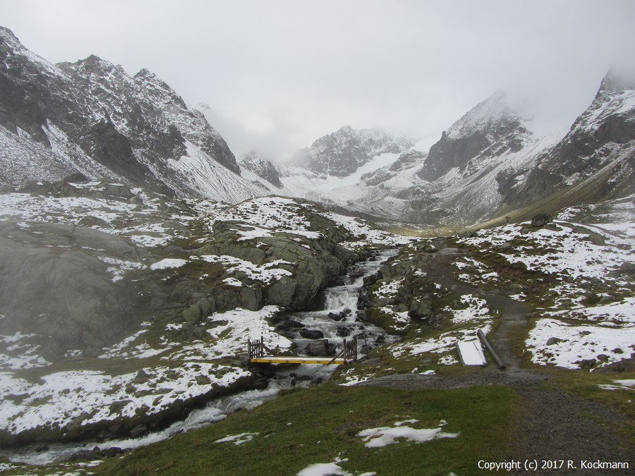 Der Schmelzwasserbach speist die Wasserversorgung der Htte