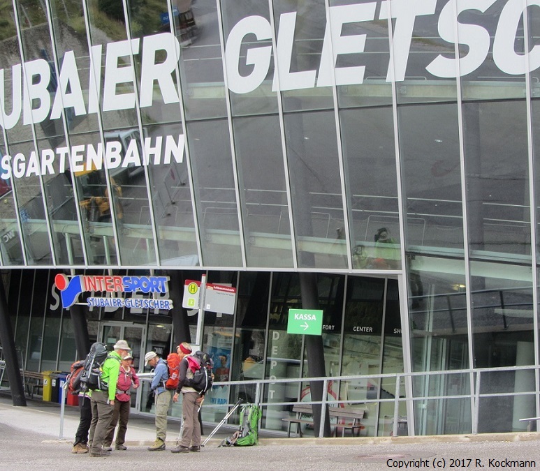 An der Talstation der Gletscherbahn