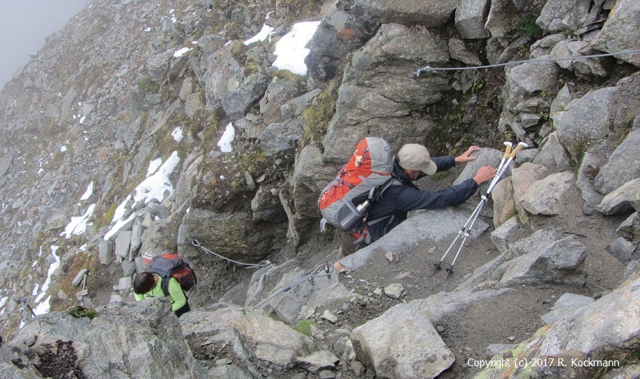 An Seilversicherung den Berg hinauf