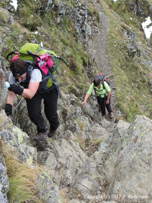 Unterhalb der mchtigen Staumauer wandern wir in Richtung Khtai