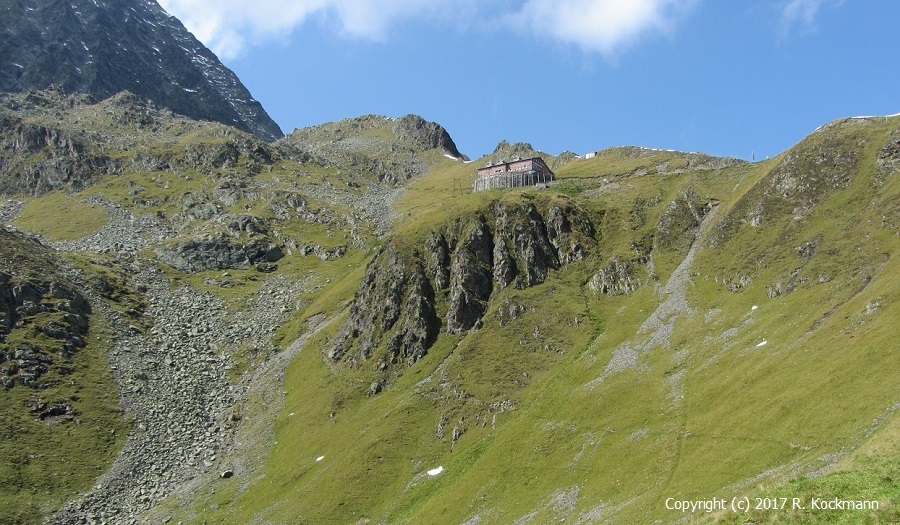 Nach vielen Serpentinen oberhalb der Baumgrenze: Die Innsbrucker Htte zeigt sich