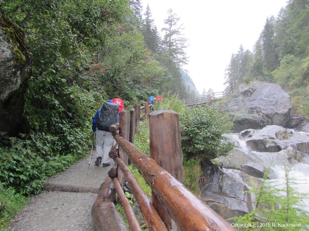 Bei strmendem Regen wandern wir an den Umbal-Fllen in Richtung Clarahtte