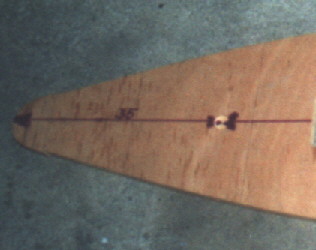 Montage-Position des vorderen Achshalters: 35 cm vom Bug